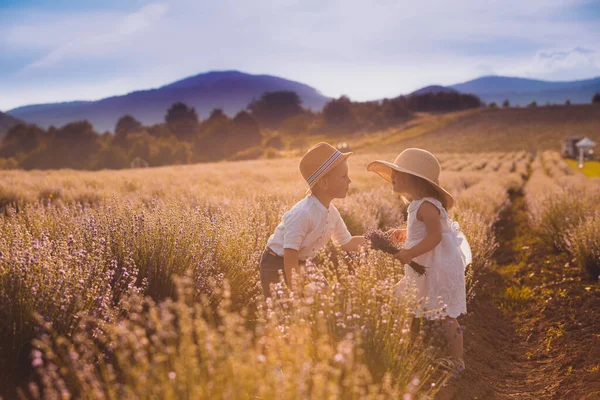 Amore oltre l'età, un momento prima del bacio — Foto Stock