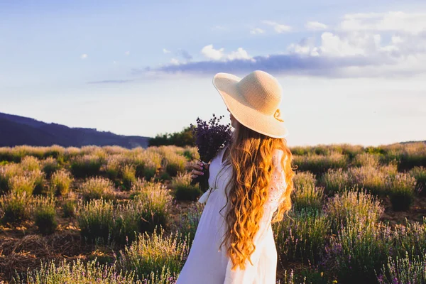 Der Spaziergang auf einem Lavendelfeld beruhigt und inspiriert — Stockfoto