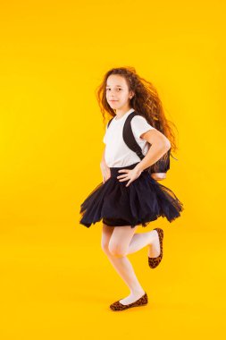 Liseli kız okulun başlamasını dört gözle bekliyor.