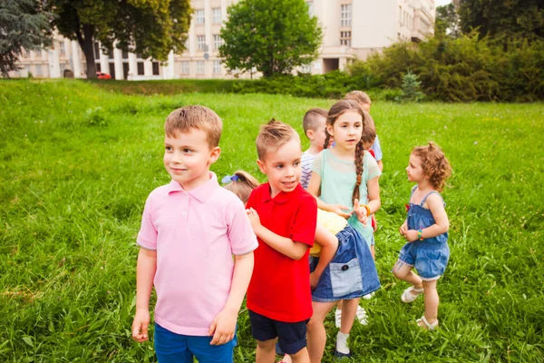 子供たちは順番に従うことを学ぶ — ストック写真