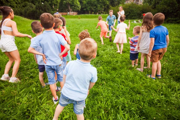 Урок физкультуры для детей в летнем парке — стоковое фото