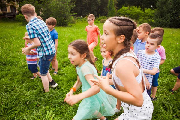 I bambini esprimono vividamente le loro emozioni durante il lavoro di squadra — Foto Stock