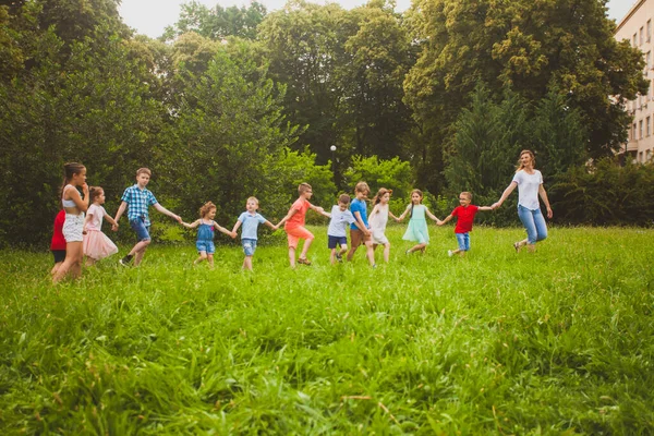 Die Gruppe der Kinder lernt, zusammenzuarbeiten — Stockfoto