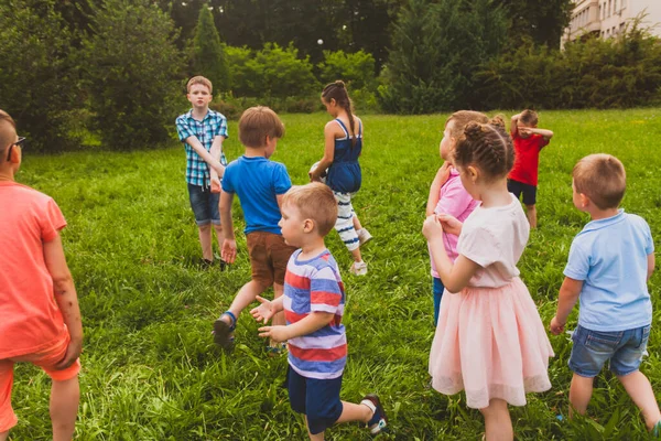 Děti se sešly v místním parku, aby si zahrály — Stock fotografie