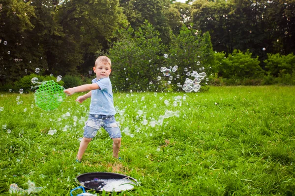 Creare bolle di sapone si trasforma in un'azione magica — Foto Stock