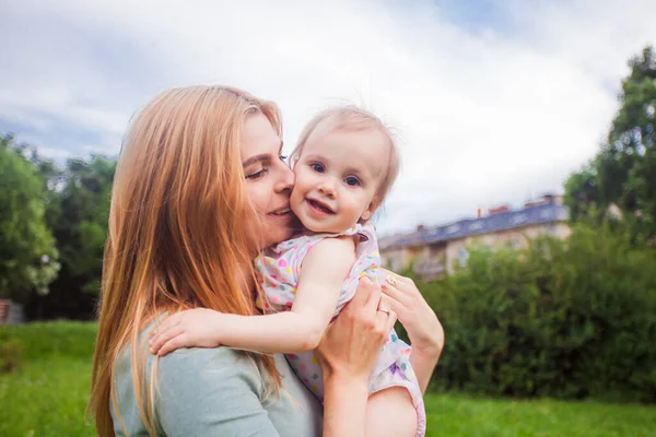 Mama świetnie się bawi ze swoim dzieckiem. — Zdjęcie stockowe