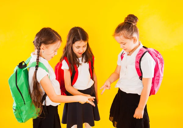 Jogos populares e simples para crianças em idade escolar durante o intervalo — Fotografia de Stock