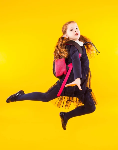 Дівчина початкової школи з рожевим рюкзаком — стокове фото