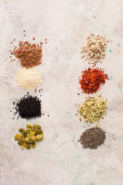 Küçük demetler halinde farklı kokulu tohumlar.