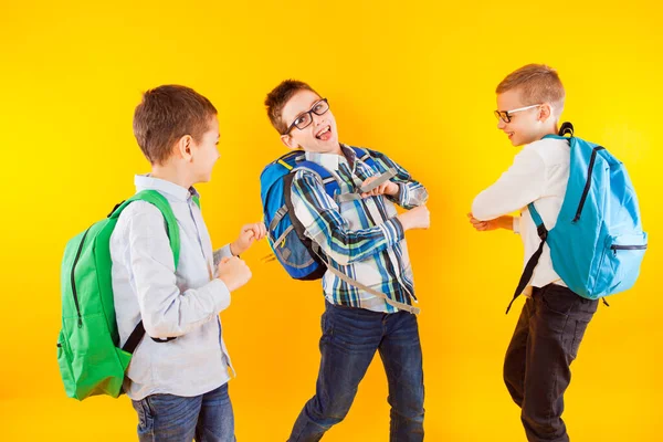 Os meninos se divertem durante o intervalo da escola — Fotografia de Stock