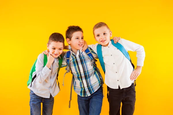 De beste vrienden op school zijn altijd samen. — Stockfoto