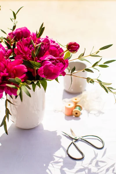Zomerdag op het werk, gevuld met bloemen en licht — Stockfoto
