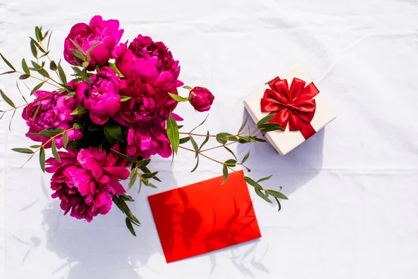 Conjunto de regalo, flores y tarjeta de felicitación — Foto de Stock