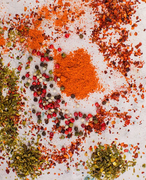 Ароматные сушеные перцы художественно разбросаны по столу — стоковое фото