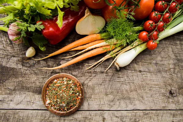 Plate with spice mix and fresh vegetables, ingredients for seasoning — Stock Photo, Image