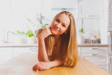 Pazar sabahı kendimi mutlu ve rahat hissediyorum.