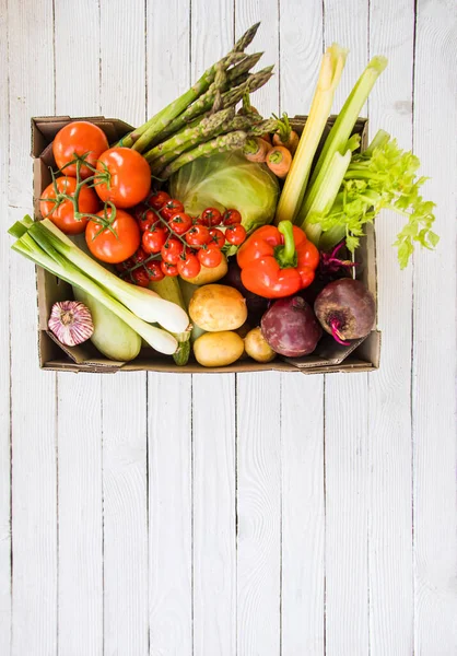 Surtido de verduras ecológicas en caja, sobrecarga —  Fotos de Stock