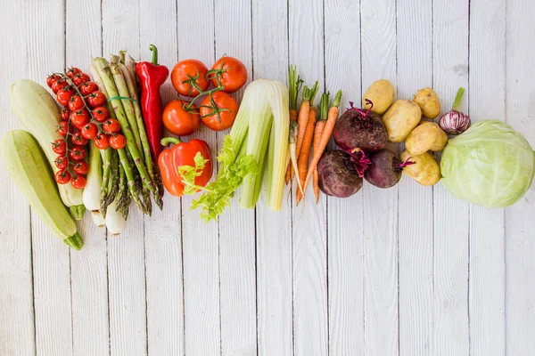 Cocinar verduras maduras cultivadas en el jardín de grannys — Foto de Stock