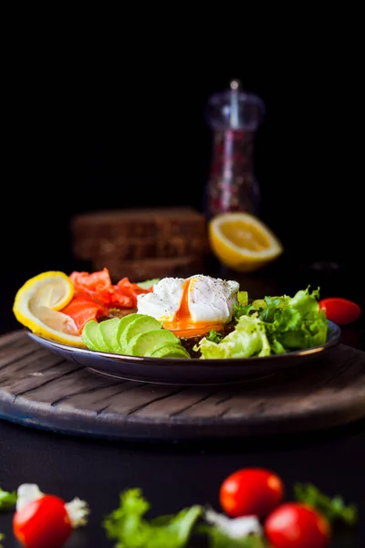 Deliziosa colazione. Uova di pashot con verdure e salmone — Foto Stock
