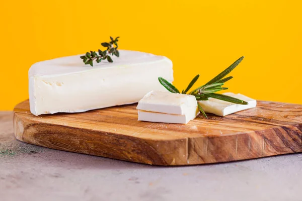 Pezzi di formaggio camembert sul tagliere di legno — Foto Stock