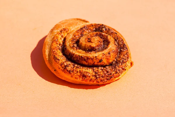 The delicious bun with cinnamon and sugar — Stock Photo, Image