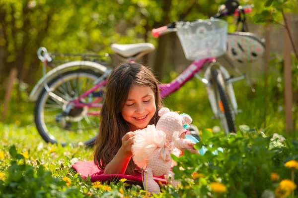 Прекрасный отдых с велосипедом и любимой игрушкой — стоковое фото
