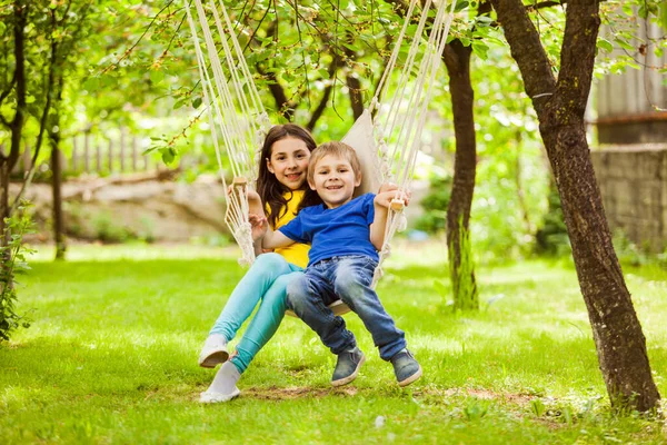 The beautiful little couple has a meeting in a local park — Stock Photo, Image