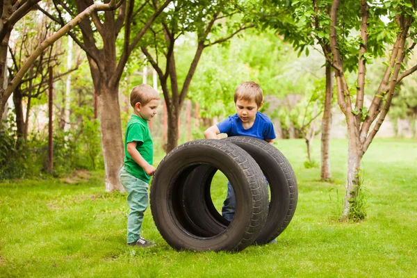 Τα μικρά αγόρια ενδιαφέρονται για τις λεπτομέρειες ενός αυτοκινήτου μπαμπάδων. — Φωτογραφία Αρχείου