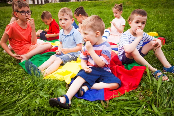 De söta barnen har ett mellanmål i parken — Stockfoto