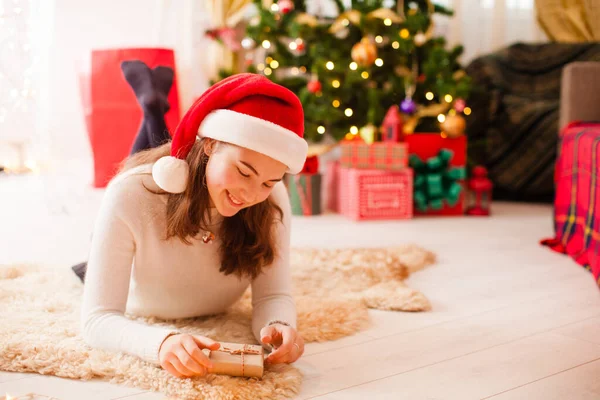 Vacker tonåring flicka inder julgran med gyllene glas — Stockfoto
