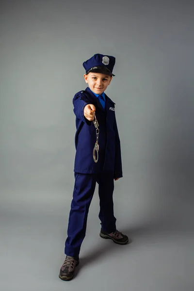 O pequeno policial fica de guarda sobre a lei — Fotografia de Stock