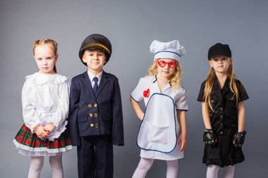 İlkokul çocukları gelecekteki mesleklerini seçerler.