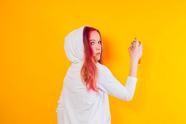 Yaratıcı hobi ve serbest sanatsal resim yapmaya başlıyor