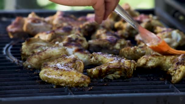 Essayer une nouvelle sauce barbecue réceptif pour poulet grillé — Video