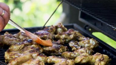 Adam ilk kez yeni bir barbekü kullanıyor.