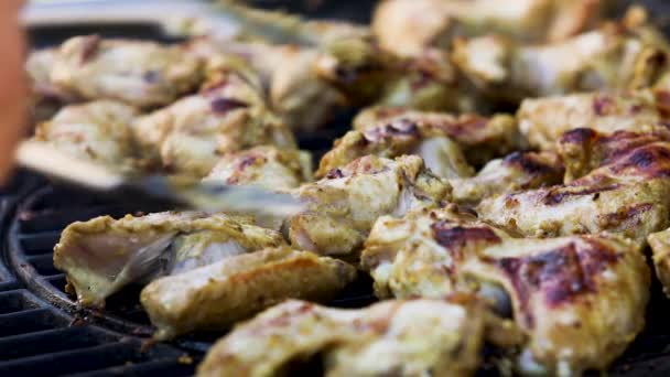 Deliciosas asas de frango assadas com crosta dourada — Vídeo de Stock