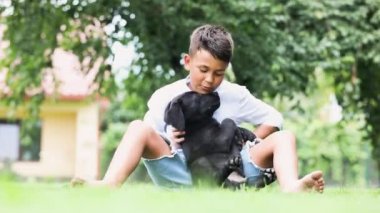Çocuk ve köpeği arasındaki sevgi dolu ilişkiler.
