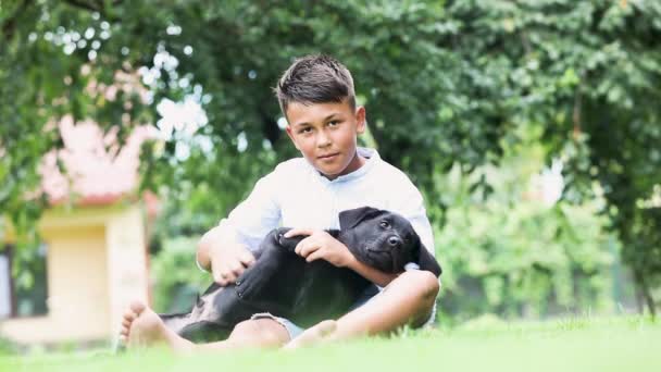 Dulce y estrecha relación entre los niños y sus mascotas — Vídeos de Stock