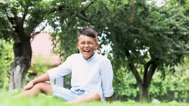 Joyeux adolescent plein de joie sur une herbe d'été — Video