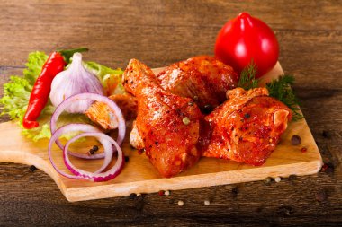 Izgara ve Barbekü için çiğ tavuk Marine bacaklar