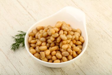 Dereotu şubesi ile kasede beyaz börülce