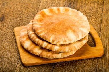 Pide ekmek yığın ahşap arka plan üzerinde