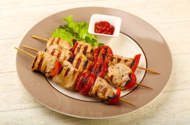 Izgara hindi şiş domates ve biber ile