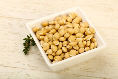 Kase ahşap arka plan üzerinde çiğ beyaz fasulye