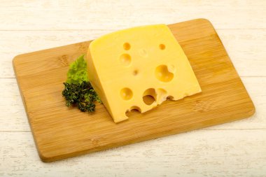 Ahşap plaka üzerinde peynir parçası