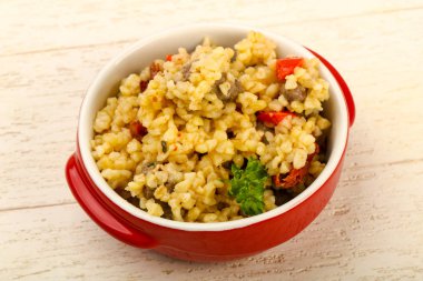 Tavuk kalbi ve kuru domatesli bulgur.