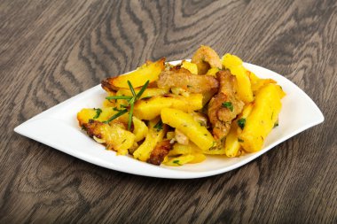 Domuz etli kızarmış patates, biberiye.