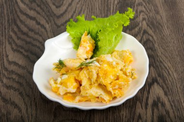 Ahşap arka plan üzerinde pişmiş yumurta