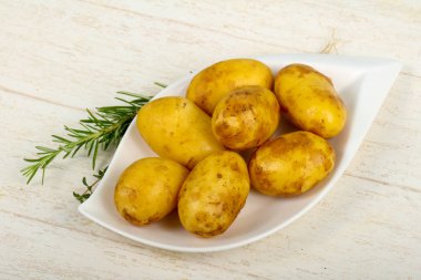 Otlu çiğ patates.