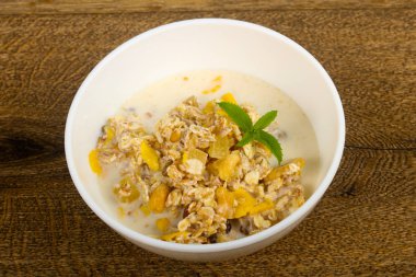 Muz, fındık ve nane ile müsli